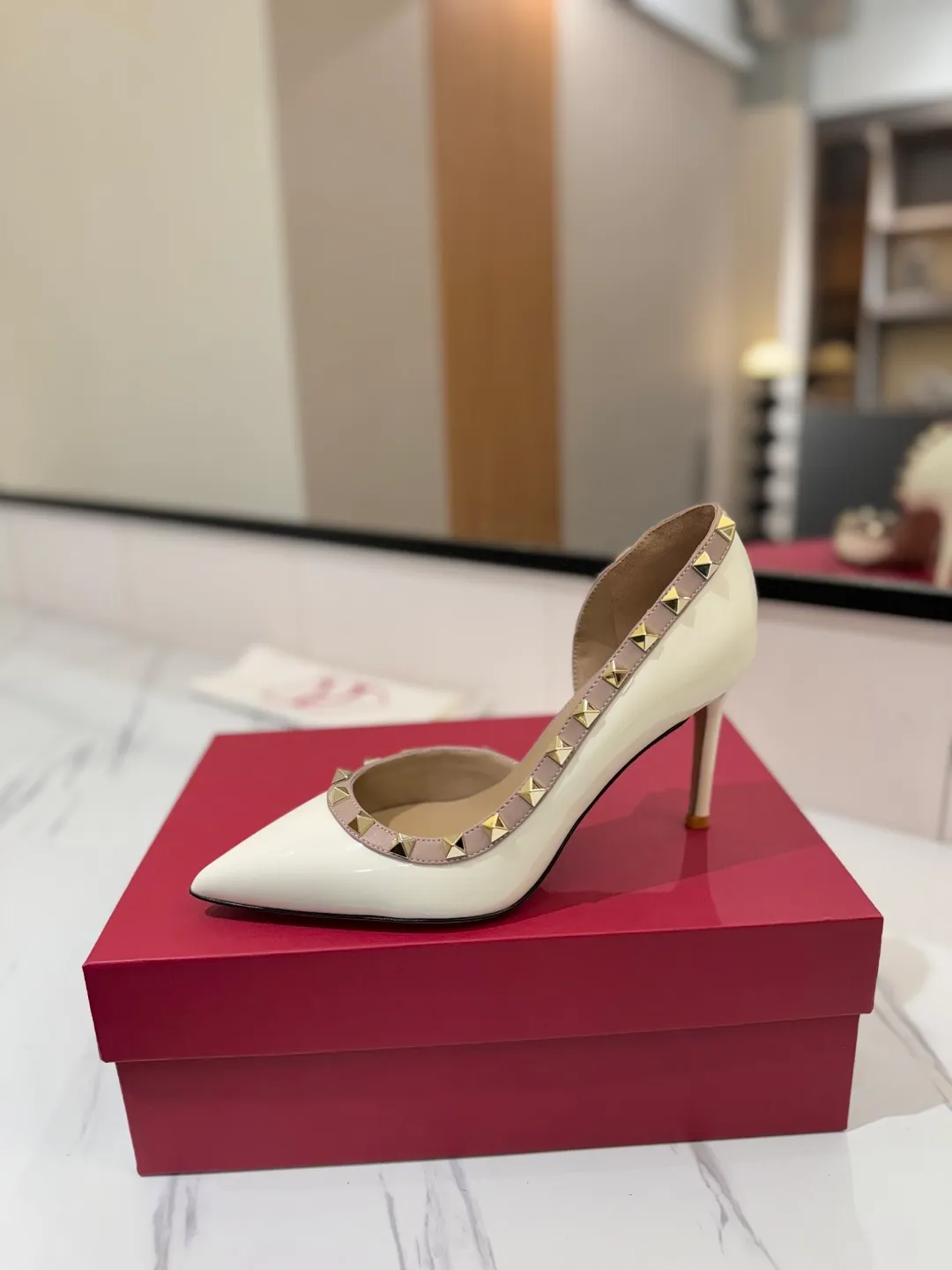 👟👟Ex-factory price 580👟👟 Valentino/Valentino rivet VT classic shoes, top replica! The side curves are perfect, the original molded custom-made rust-free rivets, and the textured hardware bring out a full sense of high-end, giving you a genuine foot feel! The first choice for high-end customers❤️ [Material] Upper: Original imported custom patent leather Lining: Original imported goatskin Outsole: Imported pearlescent leather outsole Heel height: 6.5CM Code number: 35-39 [34, 40, 41, 42 custom-made are not returnable]